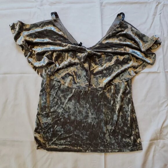 ❤️ Cable & Gauge crushed velvet Cold Shoulder Top ❤️ - Picture 4 of 4